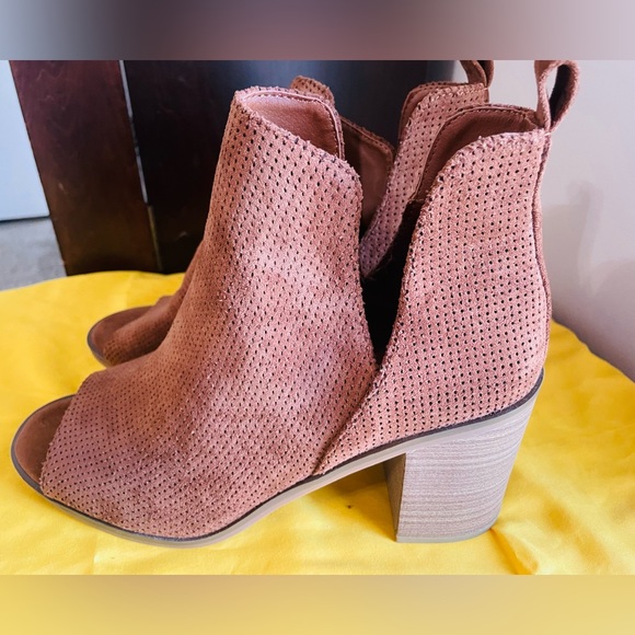 Universal Thread Charlee Booties - Picture 3 of 5